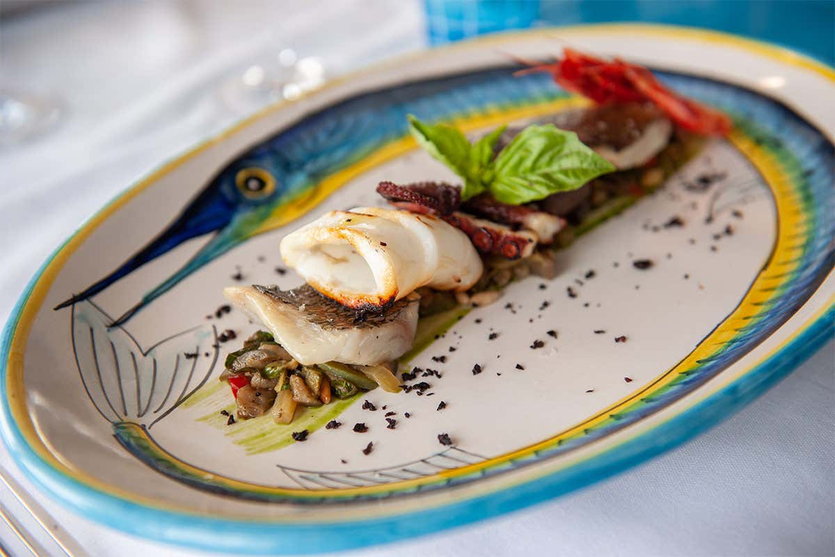 Grigliata di pesce con caponata di verdure e salsa basilico Grigliata di pesce con caponata di verdure e salsa basilico