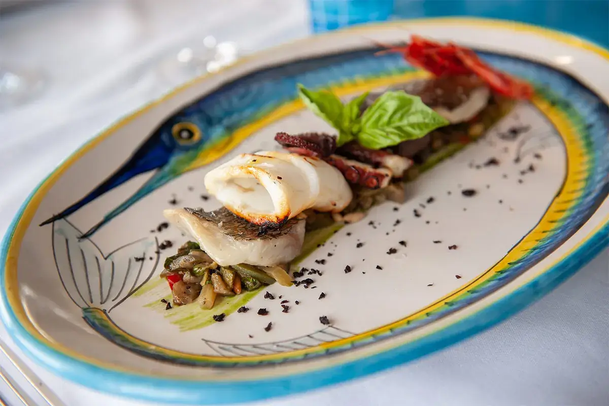Grigliata di pesce con caponata di verdure e salsa basilico Grigliata di pesce con caponata di verdure e salsa basilico