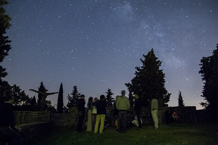 Osservare le stelle lontani dalle luci della città (Grigliate astronomiche nella notte del Castello di Petroia)