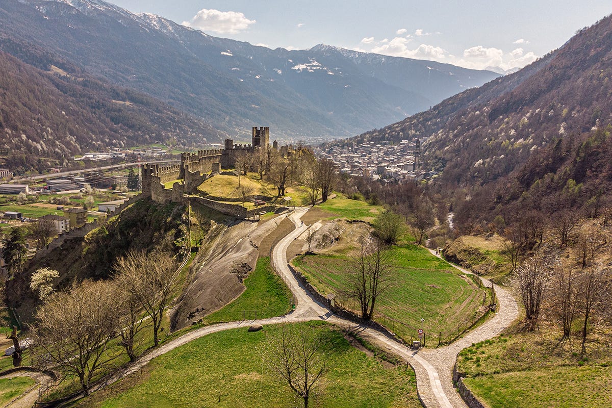 I castelli di Grosio. Foto: Ivan Previdomini Assaggiando il Bitto: 7 tappe tra i borghi e sapori della Valtellina
