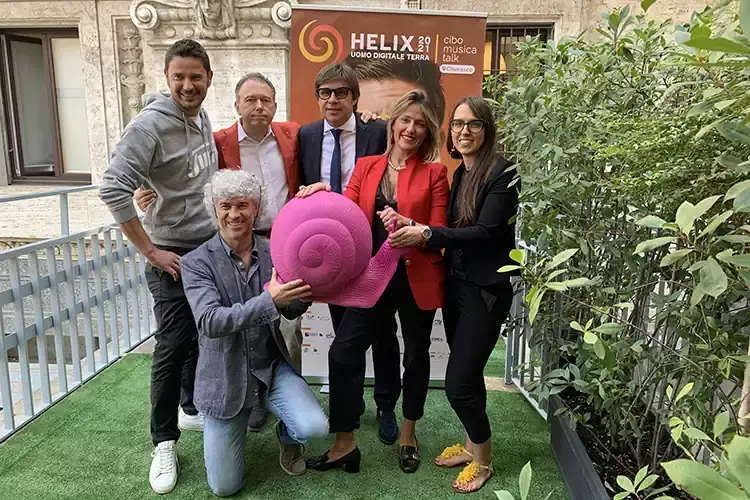 In piedi: Nicola Prudente Tinto, Martino Crespi, Simone Samp&ograve;, Chiara Lovera, Isabel Santi. Acccosciato, Roberto Cavallo La Chiocciola Metodo Cherasco sviluppa l&rsquo;economia elicoidale