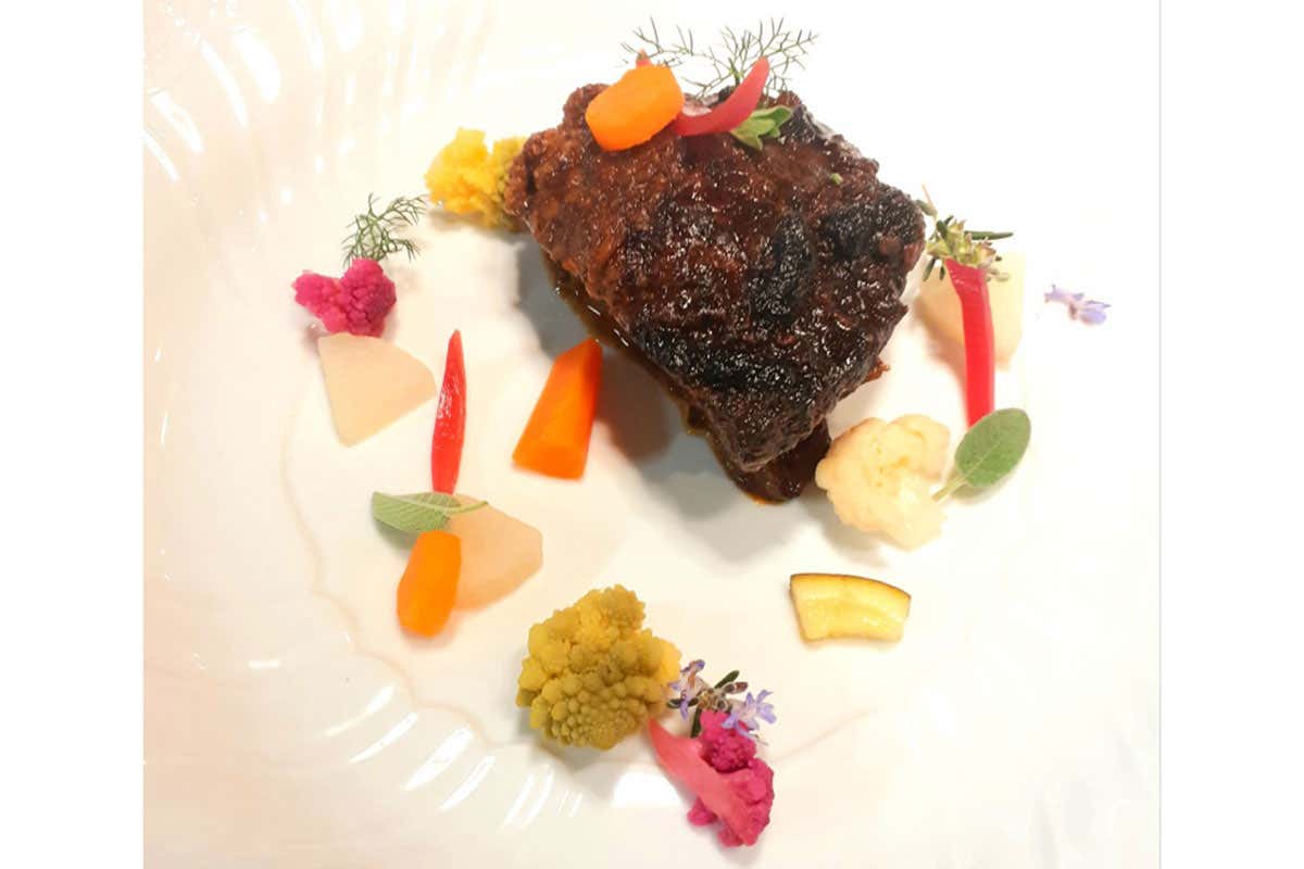 Guancia di vitello, salsa al Primitivo, verdure dell'orto in agrodolce Il Petrosino: sapori di Puglia in chiave contemporanea