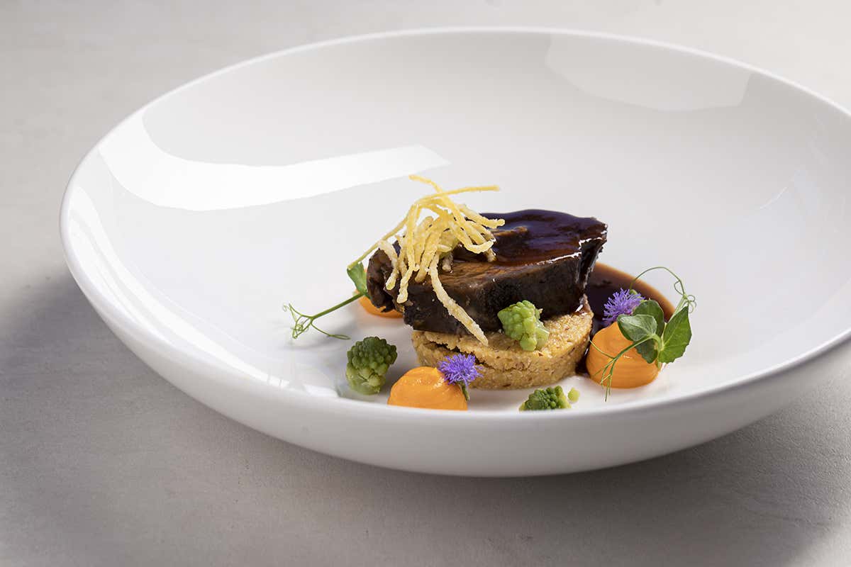 Guancia di manzo al Lagrein, polenta di Storo, cavolfiore romanesco, patata dolce Quellenhof Luxury Resort Lazise, la dolce vita sul lago