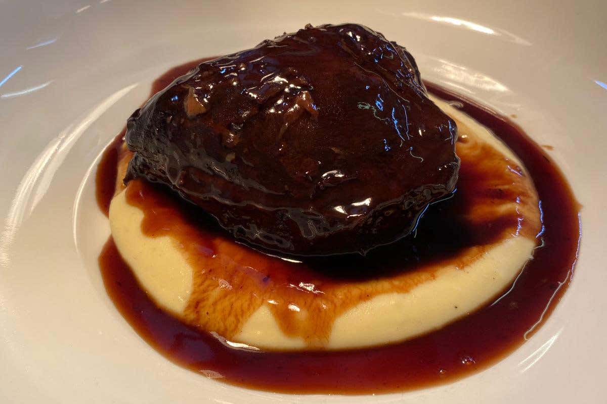 Guancia di manzo al vino rosso: tecnica e ricetta passo dopo passo