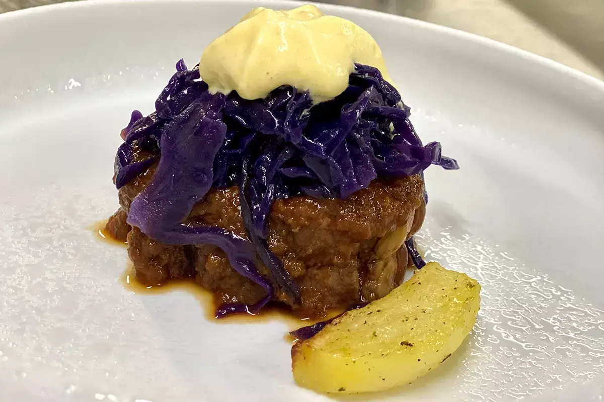 Guancia di vitello, crauti Rossi e mousse al mascarpone Ponte culinario tra Occidente e Oriente all’Antica Cascina San Zago di Salò