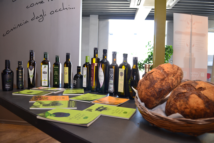 Guida agli extravergini di Puglia 10 anni festeggiati con 25 extra top Guida agli extravergini di Puglia 10 anni festeggiati con 25 extra top