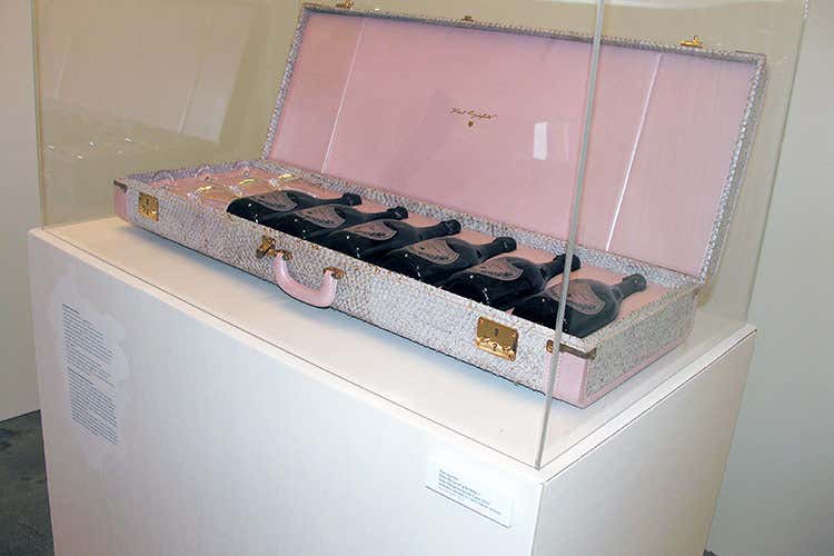 Pronta l'asta Baloffi, chi si aggiudicherà il Dom Perignon di Karl Lagerfeld? Pronta l'asta Baloffi, chi si aggiudicherà il Dom Perignon di Karl Lagerfeld?