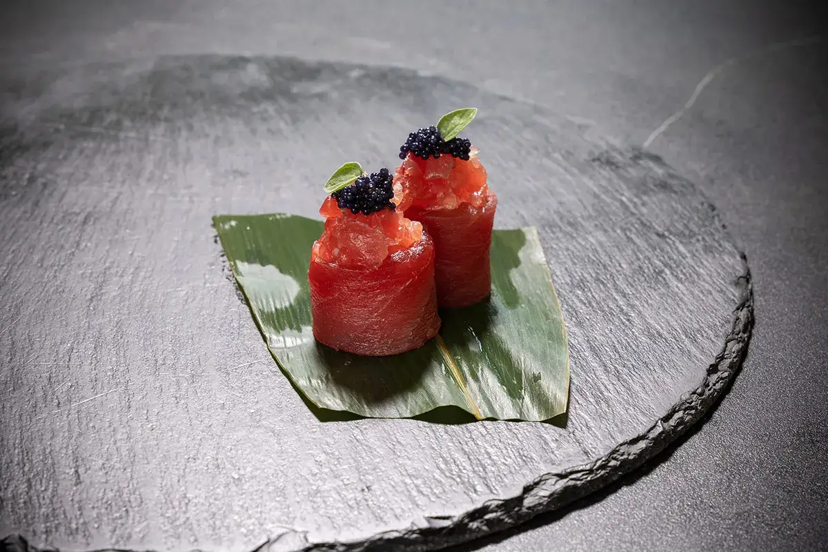 Gunkan tonno (tartare di tonno, crema al formaggio, uova di caviale, riso) Caviale Beluga di Caviar Giaveri, un’eccellenza tutta italiana
