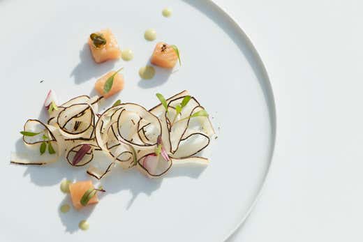 "Salmerino marinato con insalata di scorza nera e wasabi" dello chef Herbert Hintner "Salmerino marinato con insalata di scorza nera e wasabi" dello chef Herbert Hintner