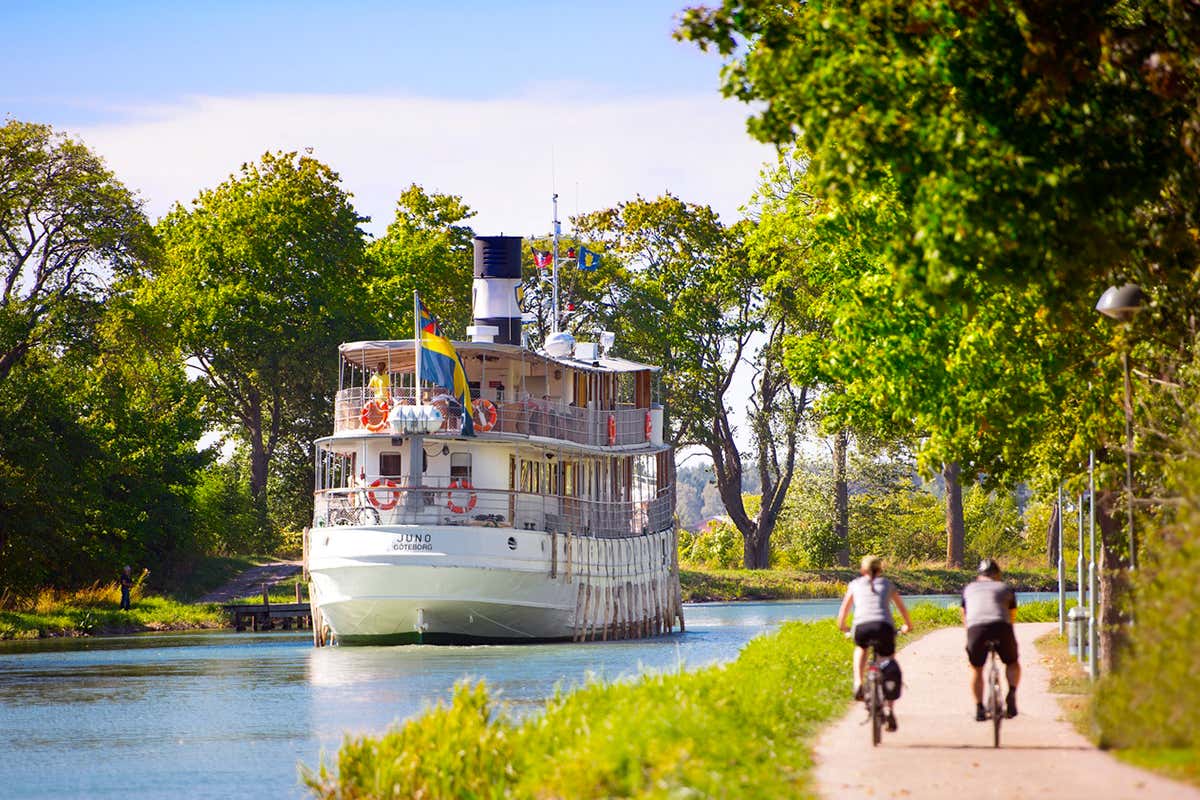 In sella lungo il Canale di Göta, premiato come il miglior itinerario cicloturistico d'Europa 2025