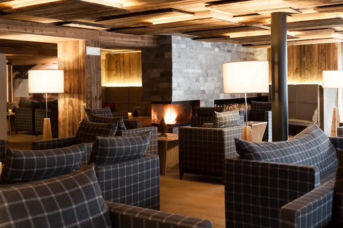 La hall dell'hotel Col Alto Hotel Col Alto a Corvara, una lunga tradizione nell’arte dell’ospitalità alpina