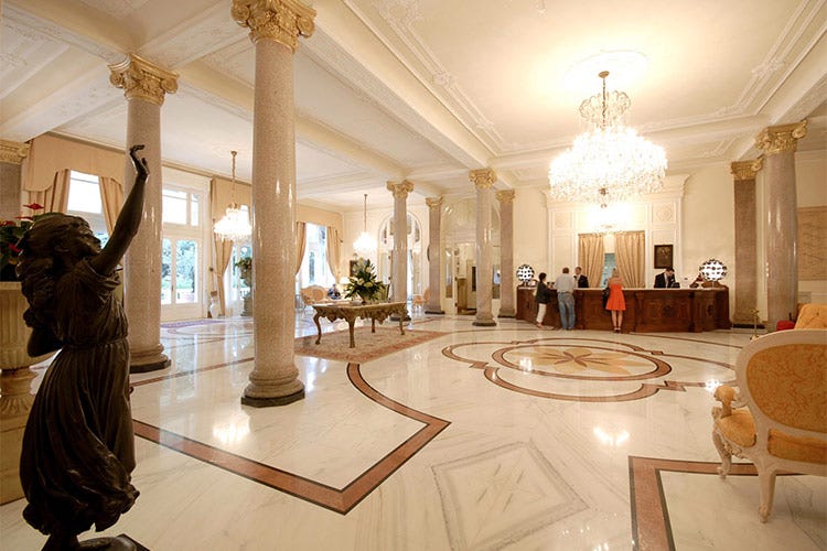 La Hall del Grand Hotel di Rimini - Un meeting di lavoro in spiaggia È il bleisure di Batani in Romagna