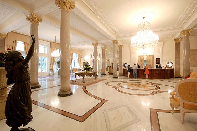 La Hall del Grand Hotel di Rimini - Un meeting di lavoro in spiaggia &Egrave; il bleisure di Batani in Romagna