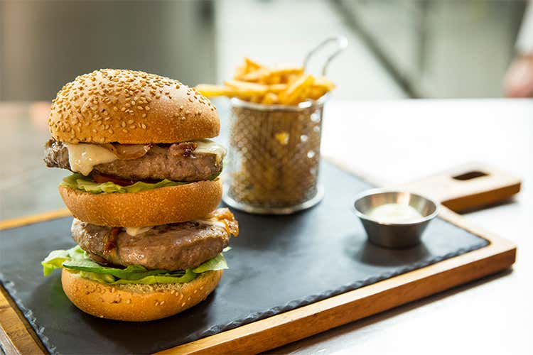 L’Hamburgheria di Eataly a Lucca Locale moderno con atmosfera retrò L’Hamburgheria di Eataly a Lucca Locale moderno con atmosfera retrò