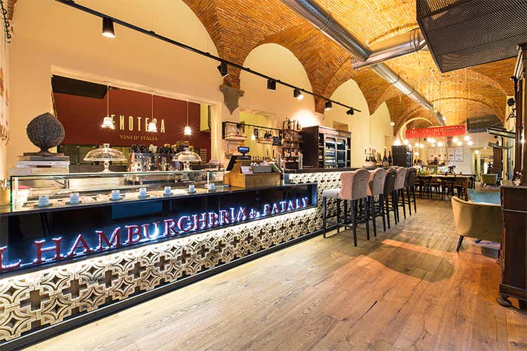 L’Hamburgheria di Eataly a Lucca Locale moderno con atmosfera retrò L’Hamburgheria di Eataly a Lucca Locale moderno con atmosfera retrò