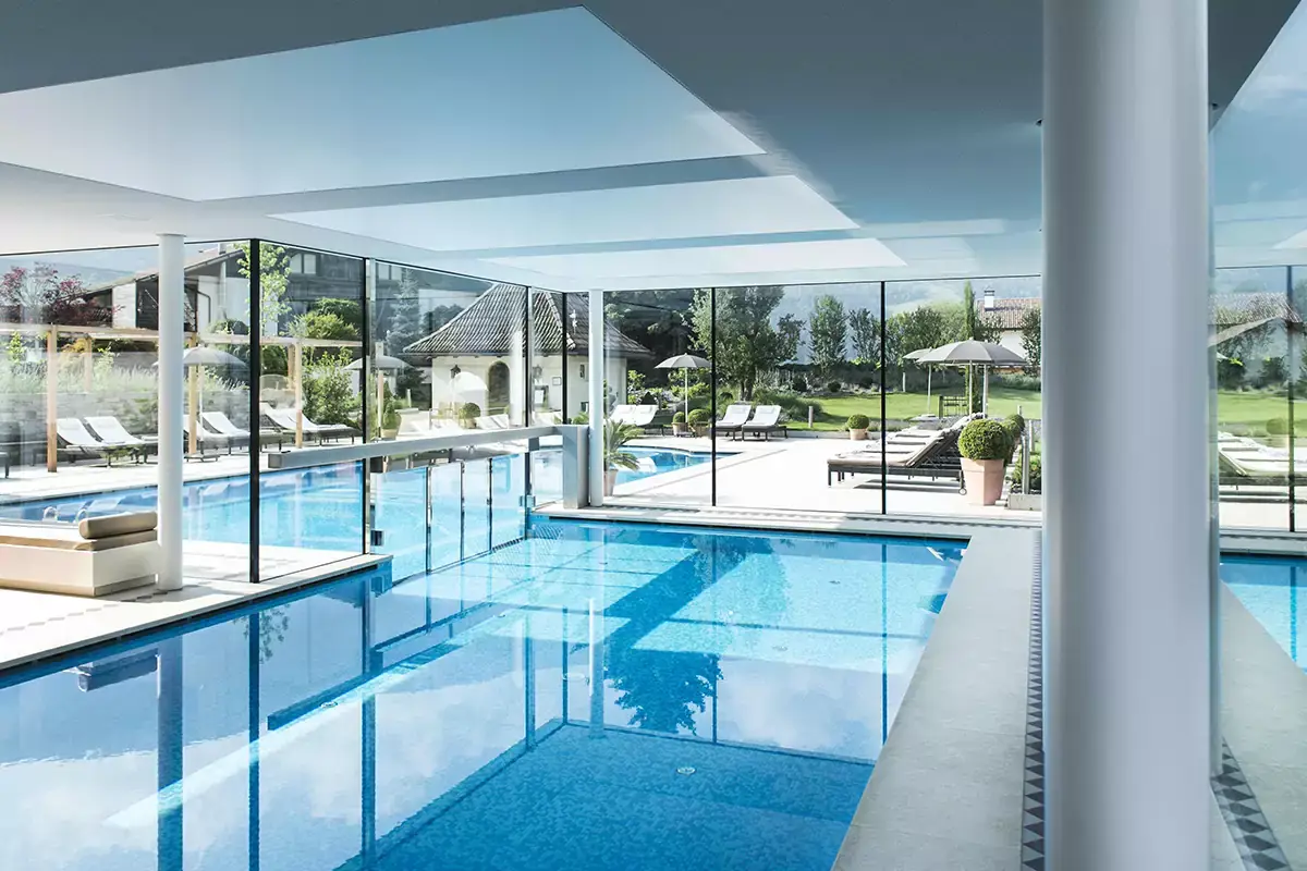 Le piscine comunicanti del resort altoatesino Primavera a tutto benessere all&rsquo;Hotel Hanswirt