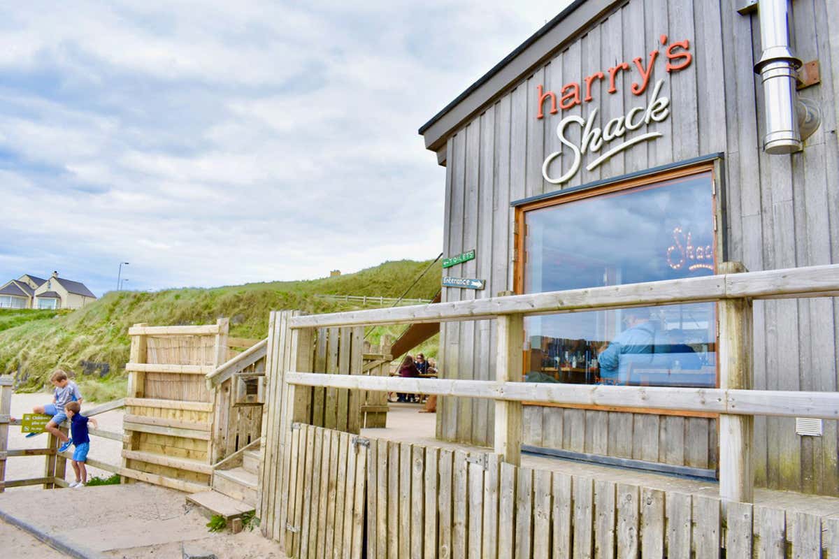 Harry's Shack è un ristorante informale direttamente sulla spiaggia