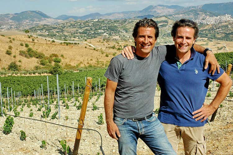 Gunther e Klaus Di Giovanna (Helios 2015 Di Giovanna Corposo blend di Nero d’Avola e Syrah) Gunther e Klaus Di Giovanna (Helios 2015 Di Giovanna Corposo blend di Nero d’Avola e Syrah)