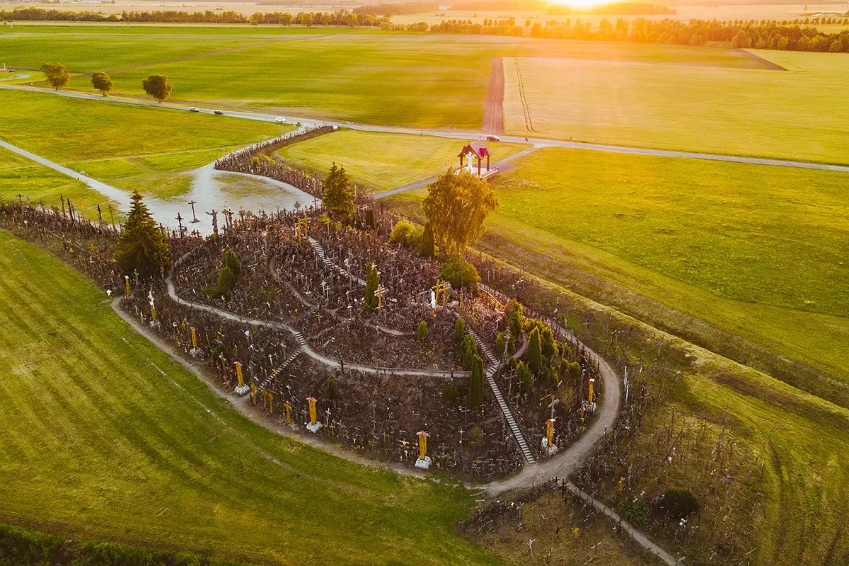 Collina delle Croci a Šiauliai. Foto: Andrius Aleksandravicius Scopri la magia della Lituania, con 10mila pernottamenti in omaggio