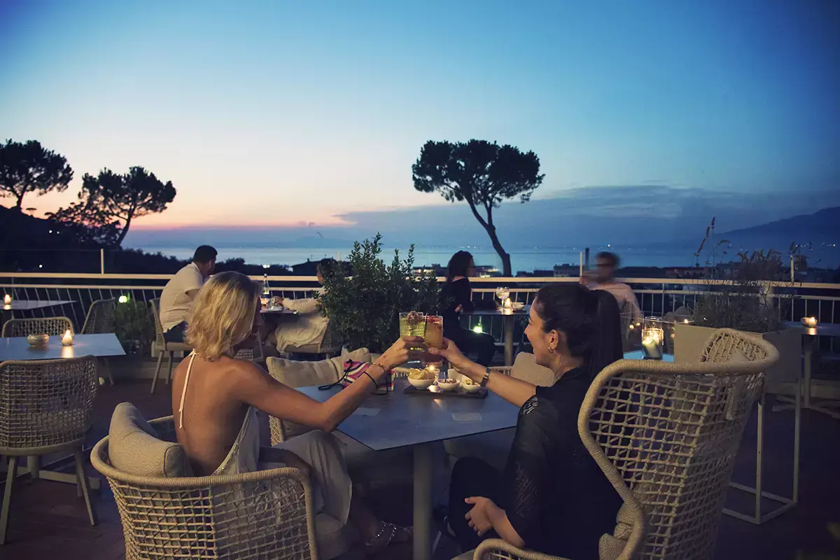 Making Moments &egrave; una formula che punta su food, beverage, atmosfera ed efficienza. Nella foto, tramonto all'Hilton Sorrento Palace Hilton lancia in Italia Making Moments