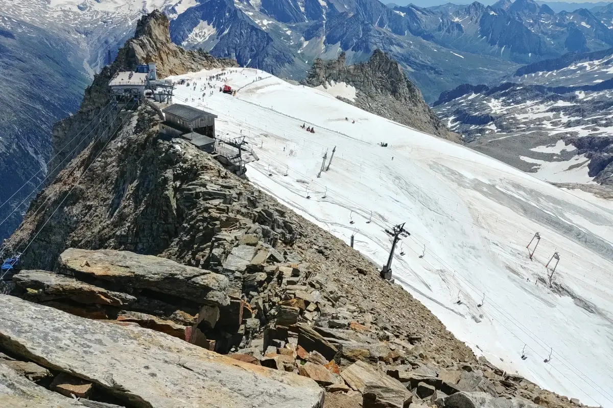 Veduta del Ghiacciaio dell'Hintertux in estate Caldo in alta quota, chiude lo Stelvio: la stagione dello sci estivo &egrave; finita per sempre?