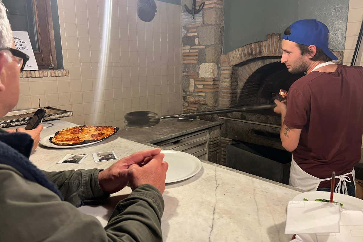 Hopper Jack Penn preparare la pizza al Ristorante-pizzeria Le Palme di Trevignano Hopper Jack Penn preparare la pizza a Ristorante-pizzeria Le Palme di Trevignano Ristorante-pizzeria Le Palme di Trevignano Hopper Jack Penn figlio di Sean pizzaiolo per una sera sul lago di Bracciano