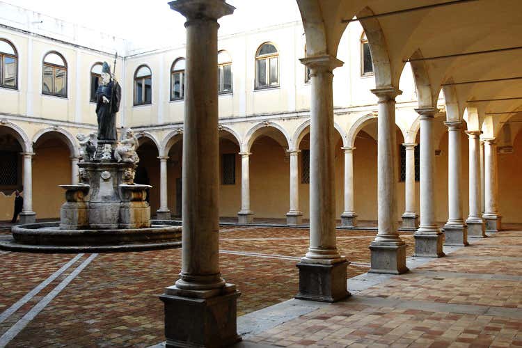 Il chiostro (Hora Benedicta, la birra dell’Abbazia S.Martino delle Scale)