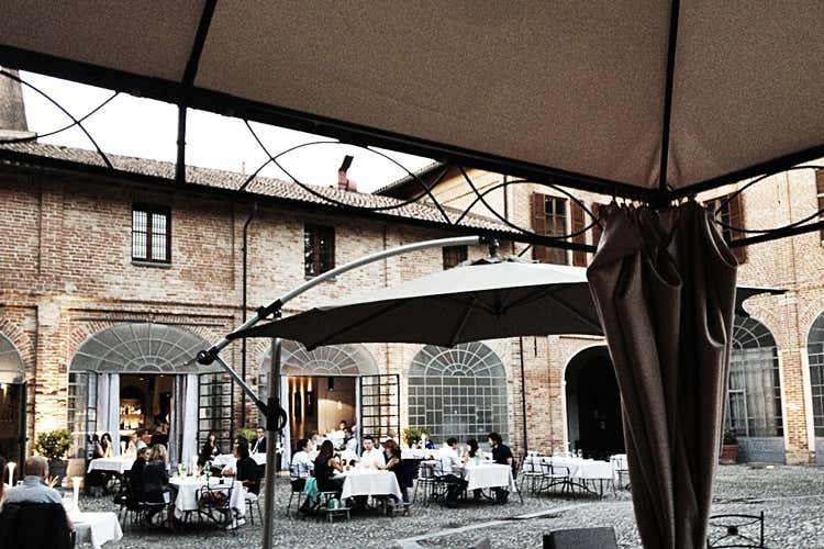 L'esterno del ristorante - Hosteria La Cave Cant&ugrave; Brunch scontato per il 25 aprile