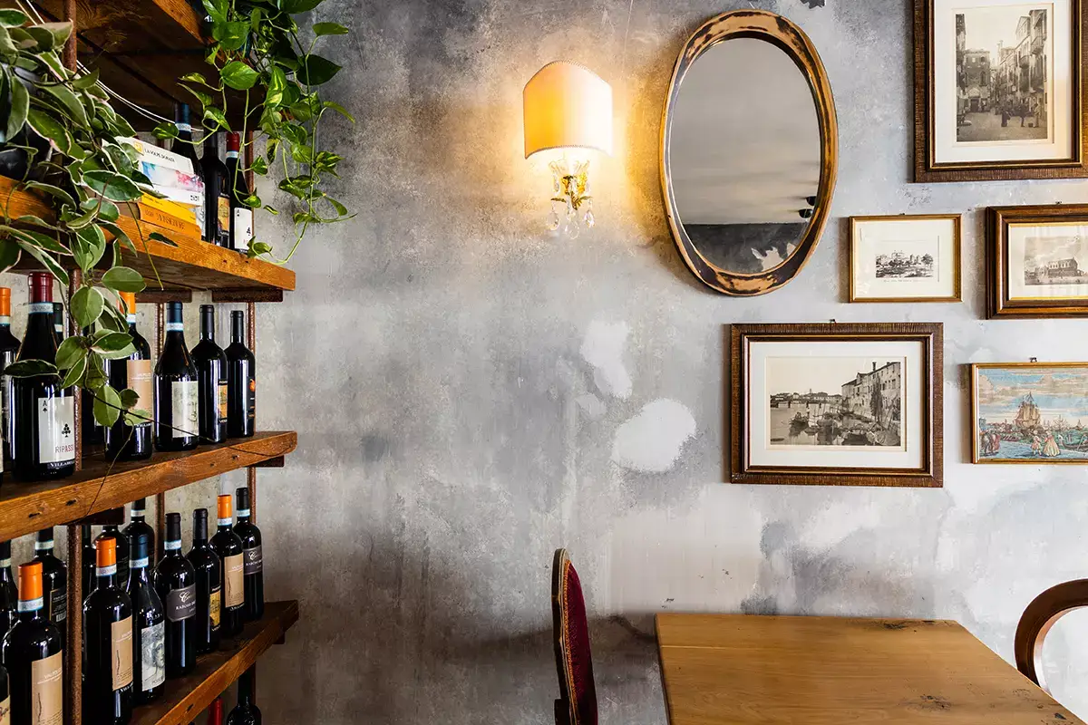 La parte enoteca con vecchie stampe di Venezia Hostaria Castello, a Venezia come sull’Orient Express