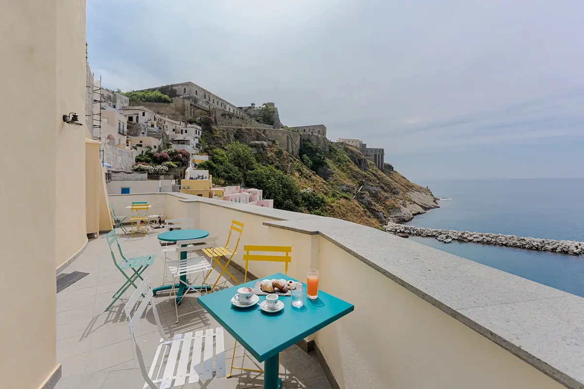 La terrazza mozzafiato di Hostelletella Procida &ldquo;dentro&rdquo;: viaggio tra ristoranti e alloggi in cui assaporare la vera bellezza