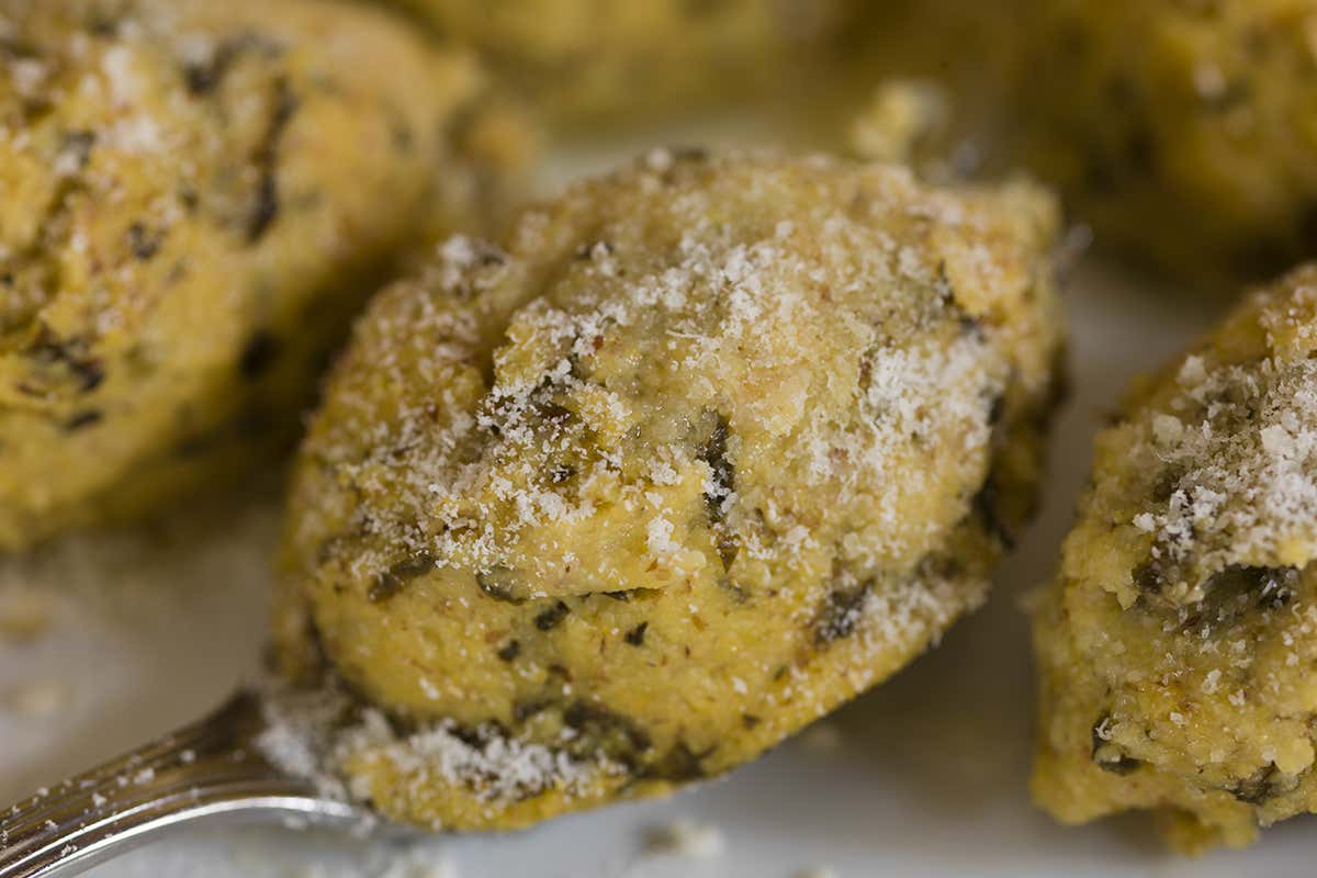 La Polenta Macafana dell’Hotel Aurora a Cimego. Foto: Alberto Campanile - Archivio fotografico APT Madonna di Campiglio Pronti per un autentico viaggio slow tra alpeggi, borghi, castelli e polenta?