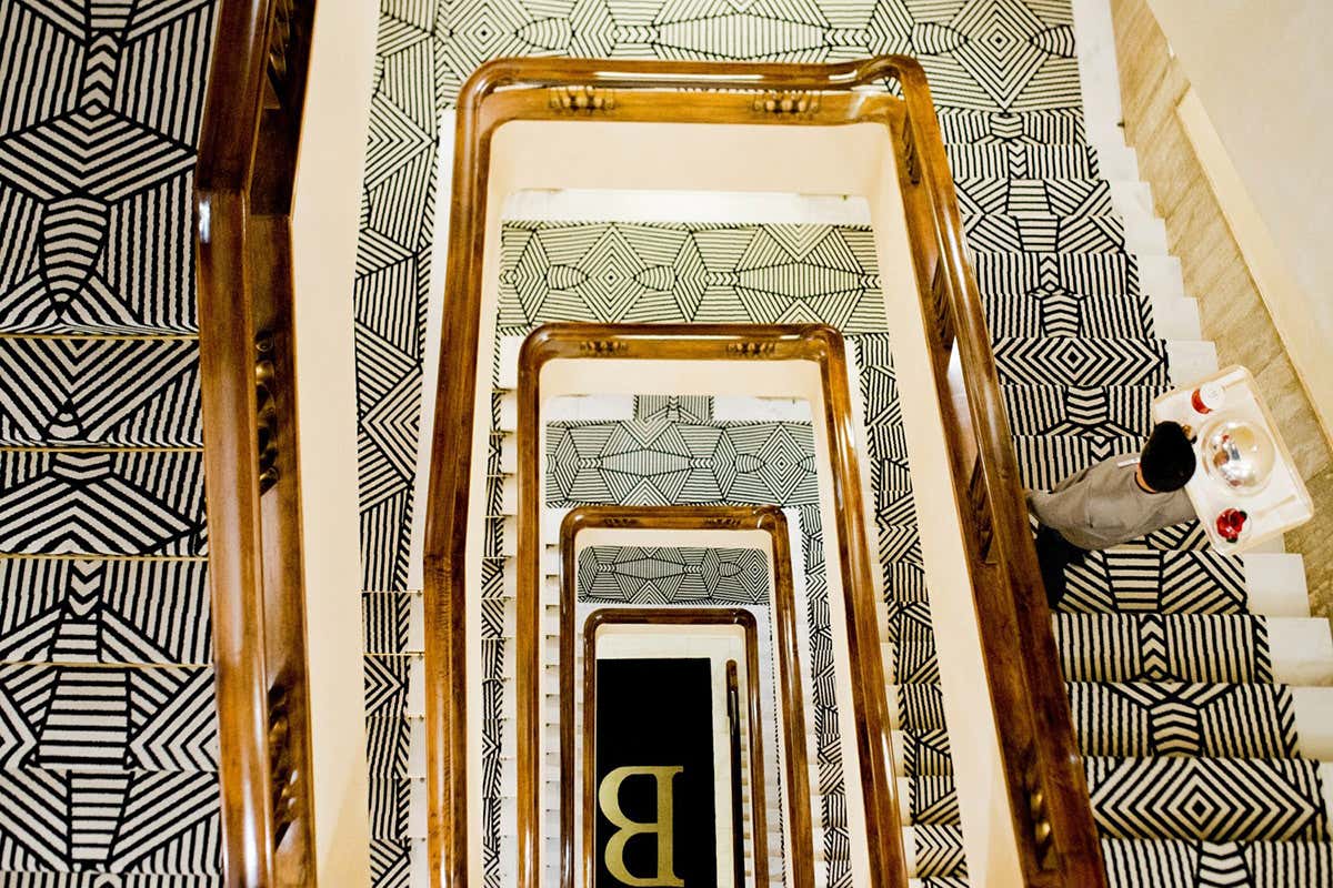 Dettaglio delle scenografiche scale Hotel Bauer Palazzo, vivere Venezia al Settimo Cielo