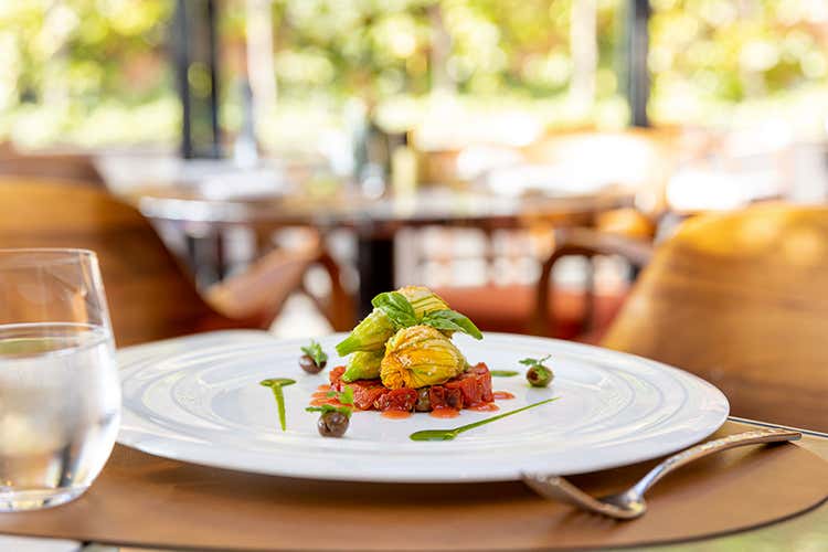 Fiori di zucca ripieni di ricotta, taleggio, olive nere e pomodorini - Roma, l'Eden riparte a settembre Tra le novità il take away stellato Fiori di zucca ripieni di ricotta, taleggio, olive nere e pomodorini - Roma, l'Eden riparte a settembre Tra le novità il take away stellato