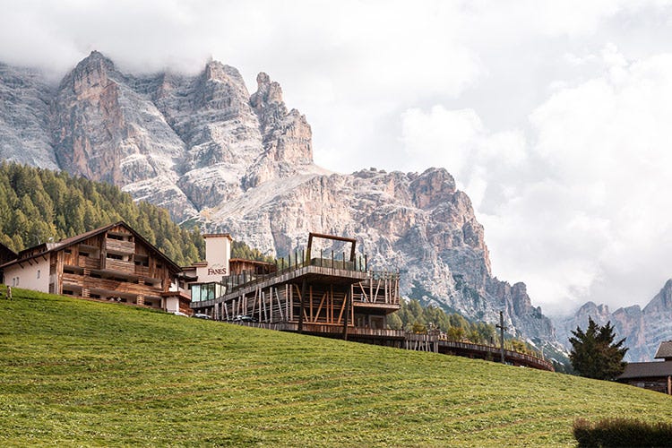 Un luogo per ritrovare il benessere ai piedi delle Dolomiti - Quando il benessere incontra il vino al Dolomiti Wellness Hotel Fanes