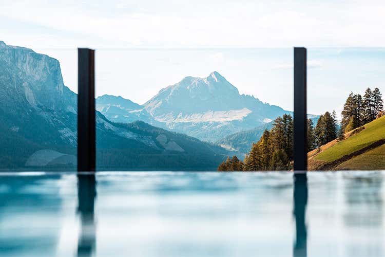Nella Fanes Spa, saune, bagno turco e infinity pool - Quando il benessere incontra il vino al Dolomiti Wellness Hotel Fanes