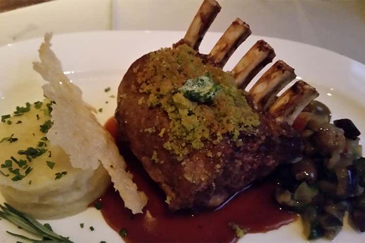 Costatine di agnello di Brigels con verdure trifolate e tortino di patate