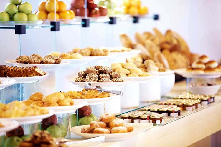Un ricco buffet in hotel per la colazione, forse un ricordo che non potremo più avere per diverso tempo - Hotel, persi tra Napoli e Sorrento 600 milioni. Alla normalità nel 2021
