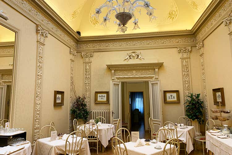 La sala da pranzo dell'Hotel Posta - Hotel Posta a Reggio Emilia Tra i più antichi alberghi d’Italia La sala da pranzo dell'Hotel Posta - Hotel Posta a Reggio Emilia Tra i più antichi alberghi d’Italia