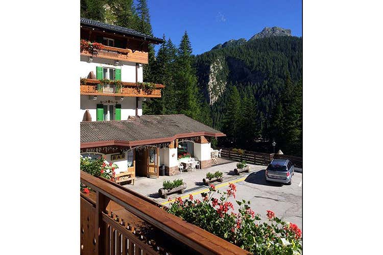 L'Hotel Roy dalla balconata (Hotel Roy, l'accogliente tre stelle ai piedi della Marmolada)