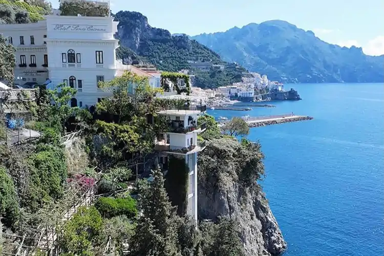 L&rsquo;Hotel Santa Caterina &egrave; costruito a picco sul mare Viaggio in Costiera amalfitana Riapre l&rsquo;Hotel Santa Caterina