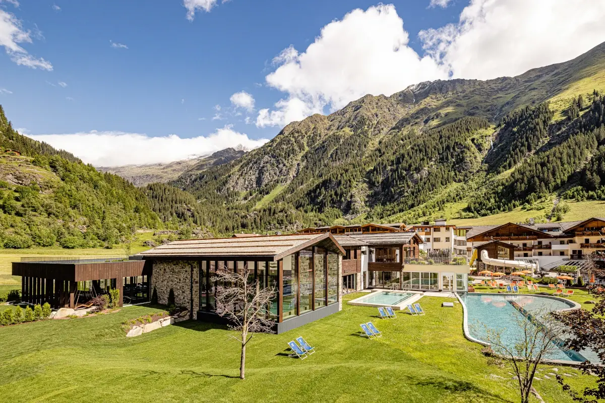 L'esterno dell'Hotel Schneeberg Family Resort&nbsp; Spa All'Hotel Schneeberg vacanze &ldquo;per soli adulti&rdquo; anche in compagnia dei figli