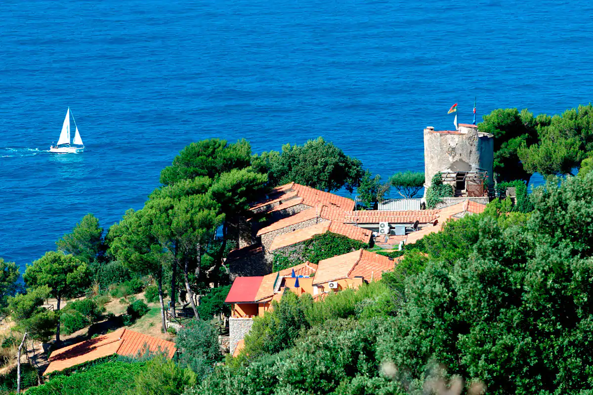 L'Hotel Torre di Cala Piccola immerso nella natura Forest Bathing al Boutique Hotel Torre di Cala Piccola