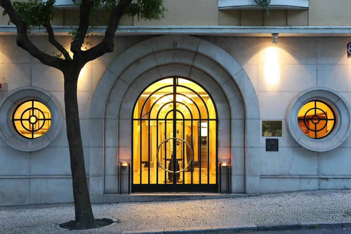 L'entrata dell'Hotel Britania (foto sito Heritage Hotels) Viaggio a Lisbona con tutta la famiglia soggiornando negli Heritage hotels