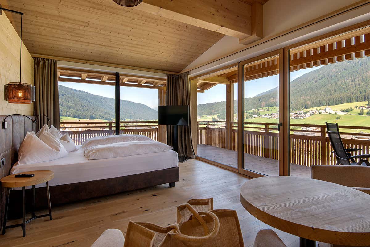 Le ampie Wellness Suite uniscono tessuti naturali e arredi in essenze alpine, completate da terrazze panoramiche che si aprono sui masi e sui profili della valle