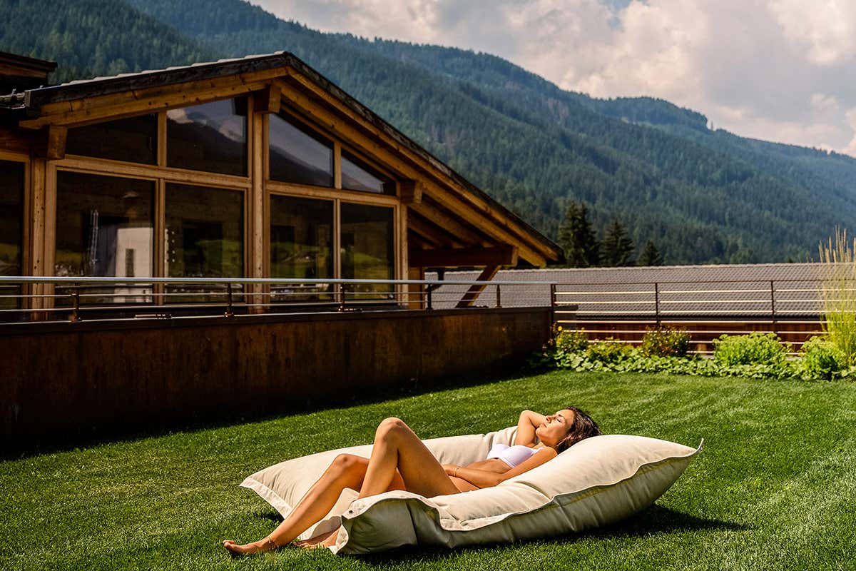 Il prato solarium dell'albergo offre spazi dedicati al riposo all'aria aperta, circondati dai versanti montuosi e dalla natura incontaminata della Val Casies