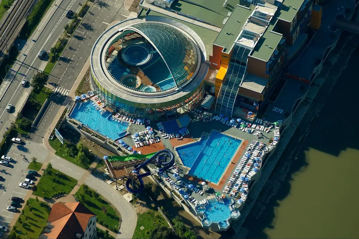 La grandiosa cupola di vetro contiene una piscina con onde Relax e bambini non vanno d&rsquo;accordo? Alle terme s&igrave;!