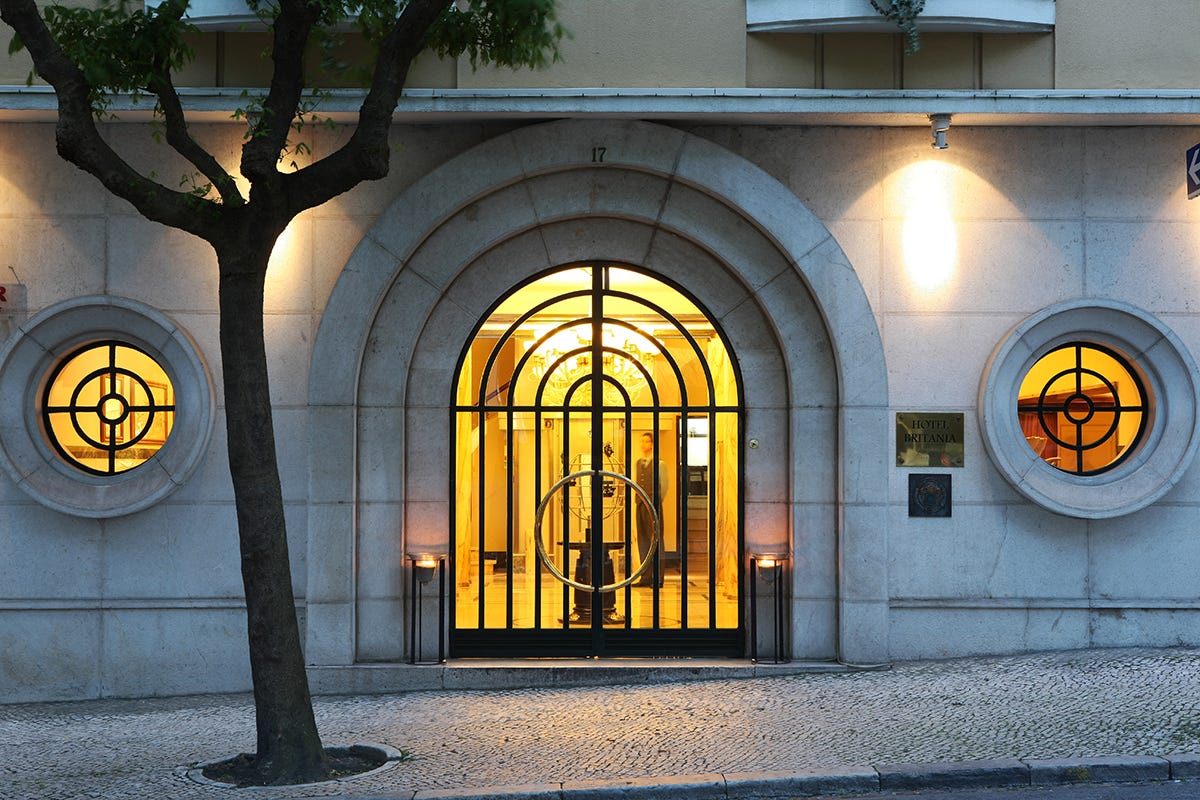 L'entrata dell'Hotel Britania Art Dêco  Lisbona, gli hotel perfetti per scoprire il Museo Gulbenkian
