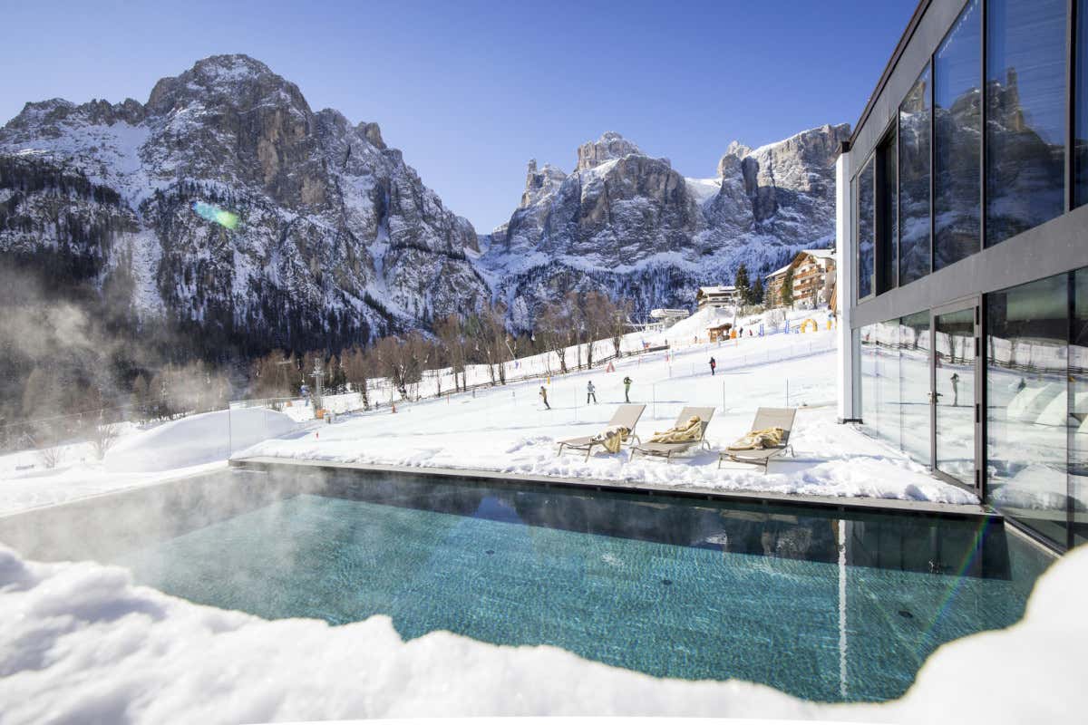 Immersi nell’acqua calda a 30 gradi, si contempla un panorama sulle Dolomiti davvero speciale