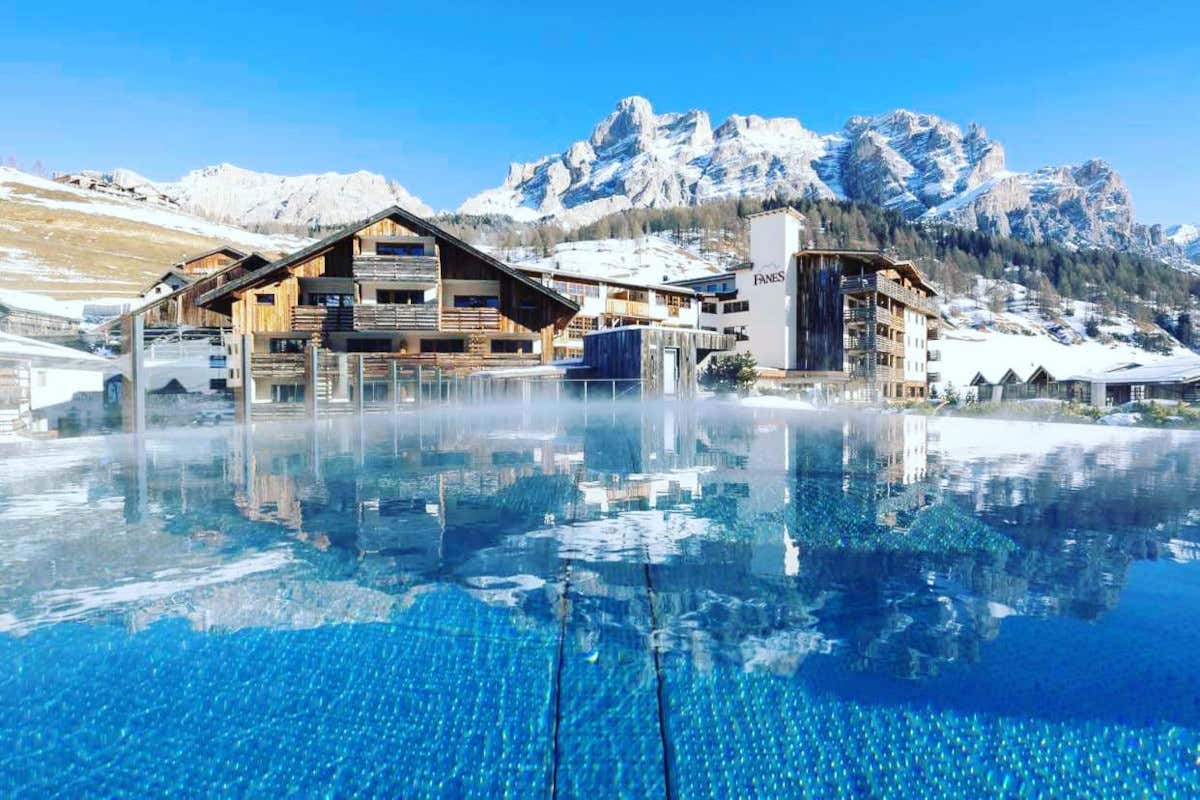 Un’esperienza unica immersi nell’acqua alla piacevole temperatura di 32 gradi Piscine aperto