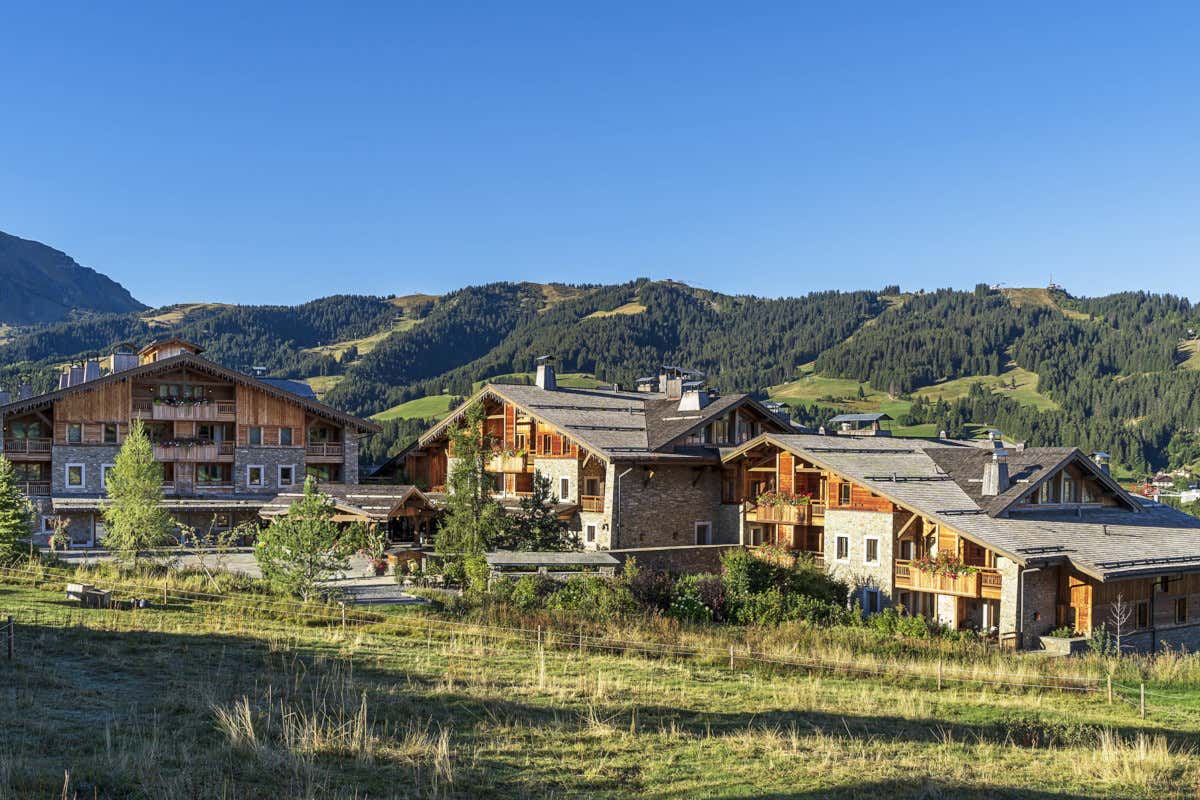 Il lusso delle Alpi francesi d'estate in due hotel tra le vette